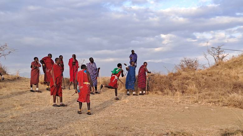 Masai ratnici u tradicionalnoj odeći, običaji  u Masai Lodge-u